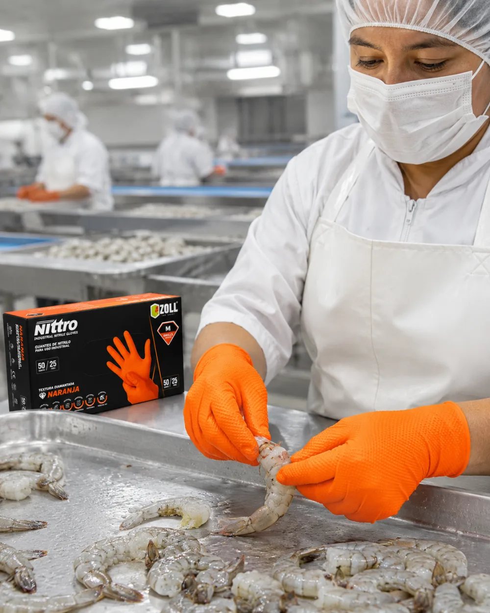 Trabajadora de planta de procesamiento con guantes de nitrilo ZOLL NITTRO